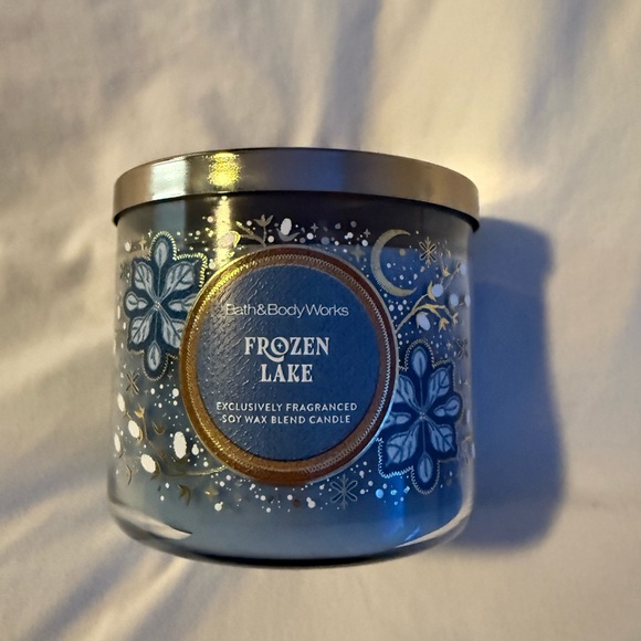 Bath & Body Works Frozen Lake Candle - Blue and Silver - Picture 4 of 4